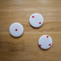 3 magnets blancs à coeurs rouges